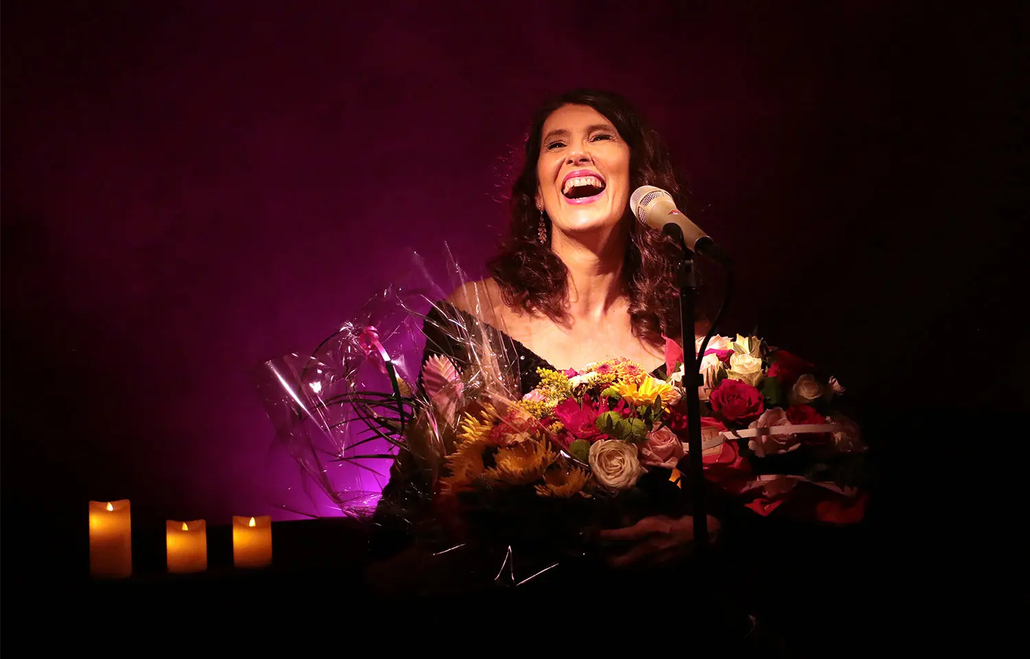 Christelle Loury saluant son public sur scène