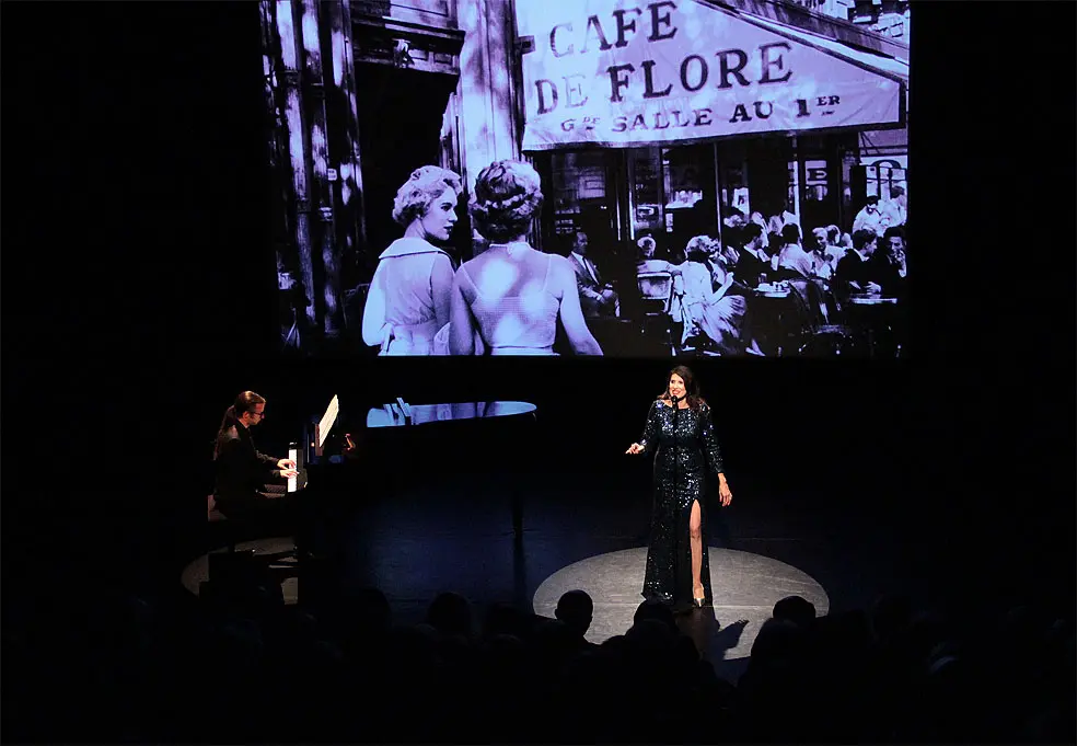 Paris et les belles chansons françaises — Christelle Loury