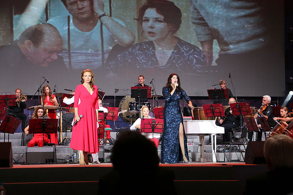 C'est parti pour Christelle accompagne par Ekaterina Guseva et l'orchestre de Li Otta.